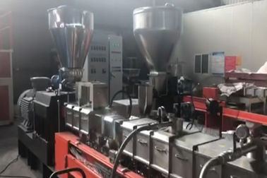 China Pelota plástica do preto de carbono dos Pp que faz a máquina a extrusora de parafuso gêmea 300 quilogramas/H fábrica